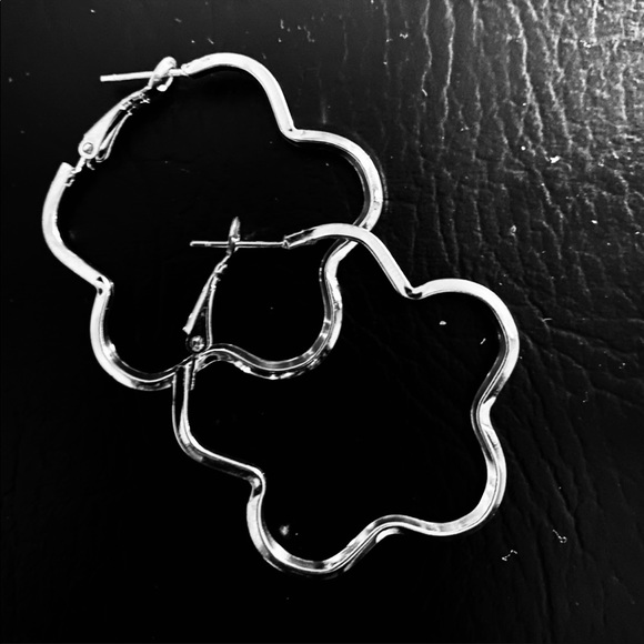💖 Silver Floral Hoop Earrings NEW - Picture 2 of 3